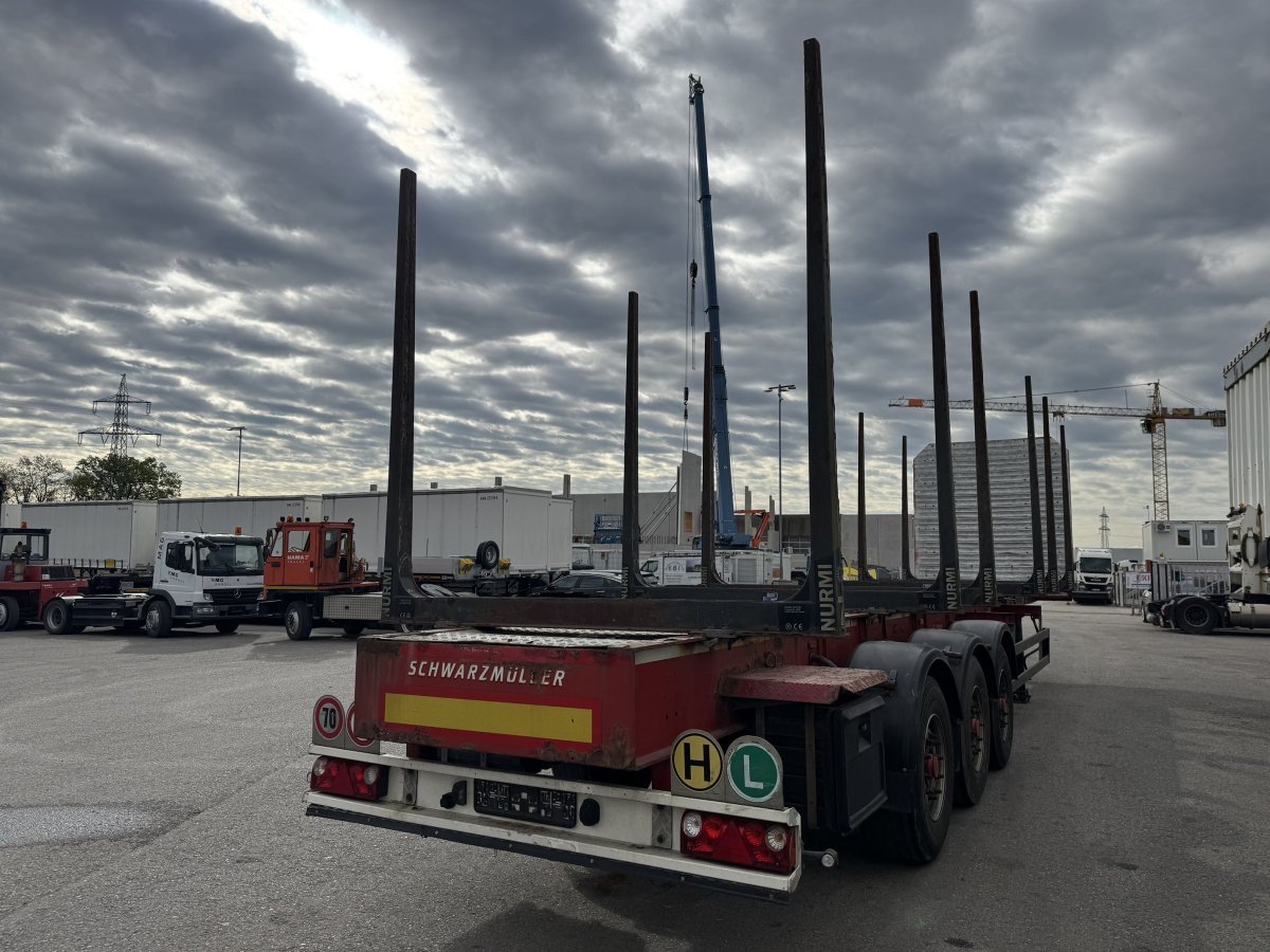 Remorcă pentru transportul lemnelor Schwarzmüller cu 6 perechi de racoante